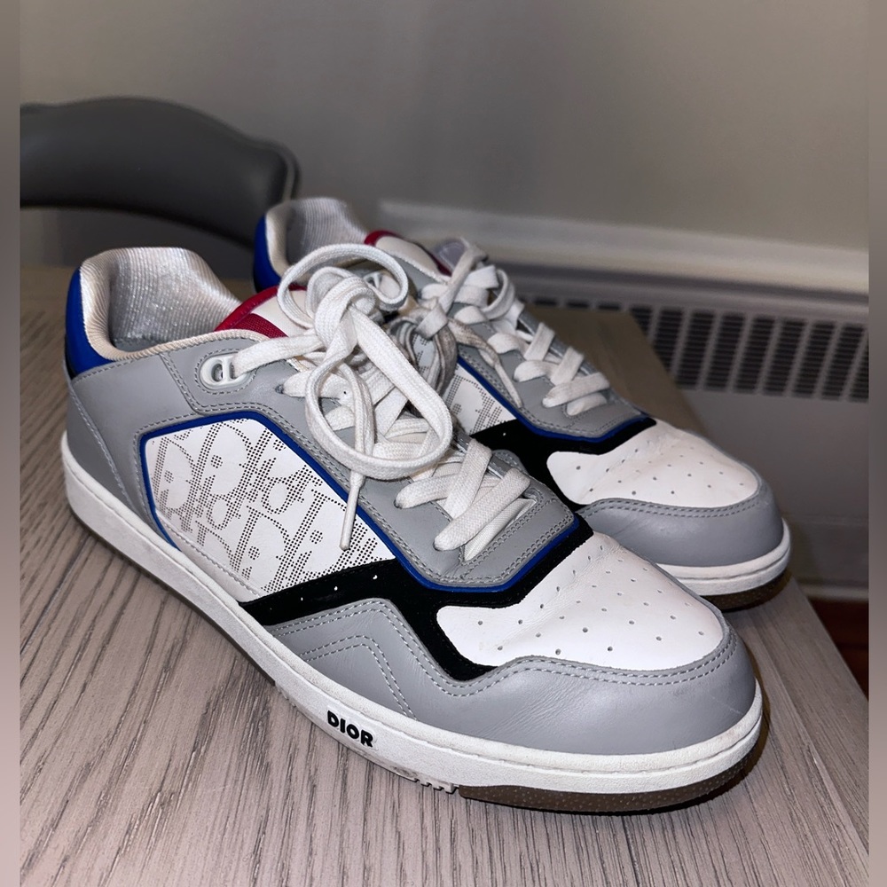 AUTHENTIC Mens Dior B-27 Low top sneaker. Gray&white  calfskin with DIOR Oblique